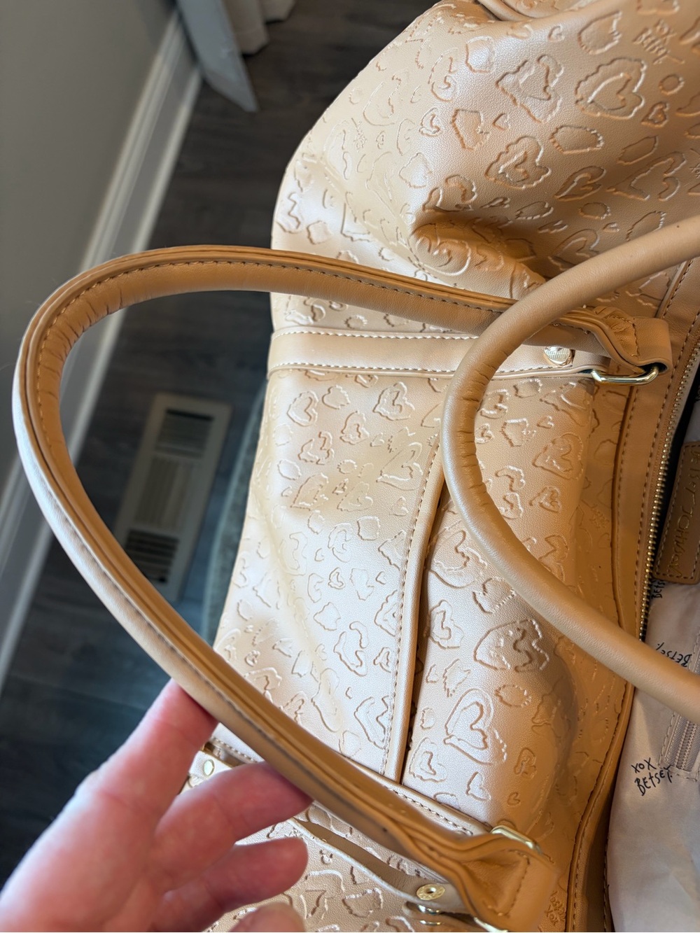 Betsey Johnson Tan Hearts Travel Weekender Duffel- like new - Picture 9 of 13